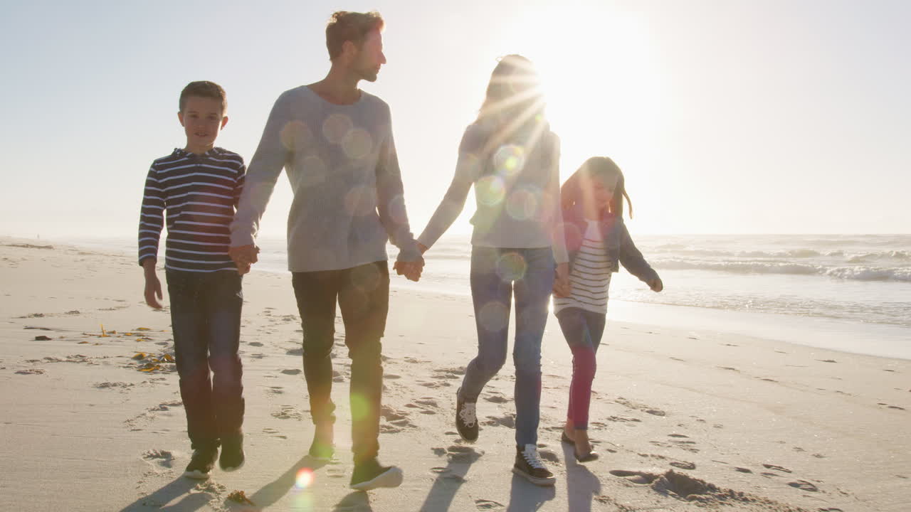 겨울 해변에서 손을 잡고 뜨거운  ⁇ 빛으로  ⁇ 는 가족