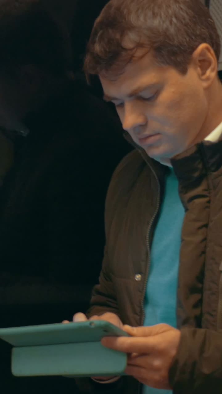 un hombre usando una tableta