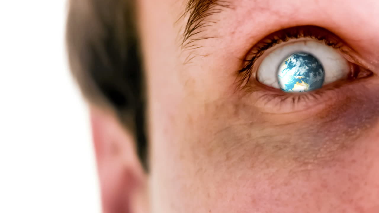 la tierra girando en cámara lenta en el ojo de un hombre con cortesía de nasa.org