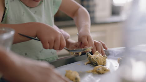 Kleines-Mädchen-Hilft-Mutter-Beim-Backen-In-Der-Küche,-Legt-Keksteig-Auf-Ein-Tablett-Und-Bereitet-Zu-Hause-Ein-Hausgemachtes-Rezept-Zu,-Während-Mutter-Am-Wochenende-Ihre-Tochter-Unterrichtet