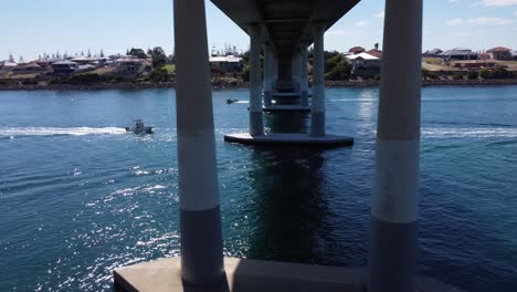 Pista-Aérea-De-Lancha-Rápida-Que-Pasa-Por-Debajo-Del-Puente