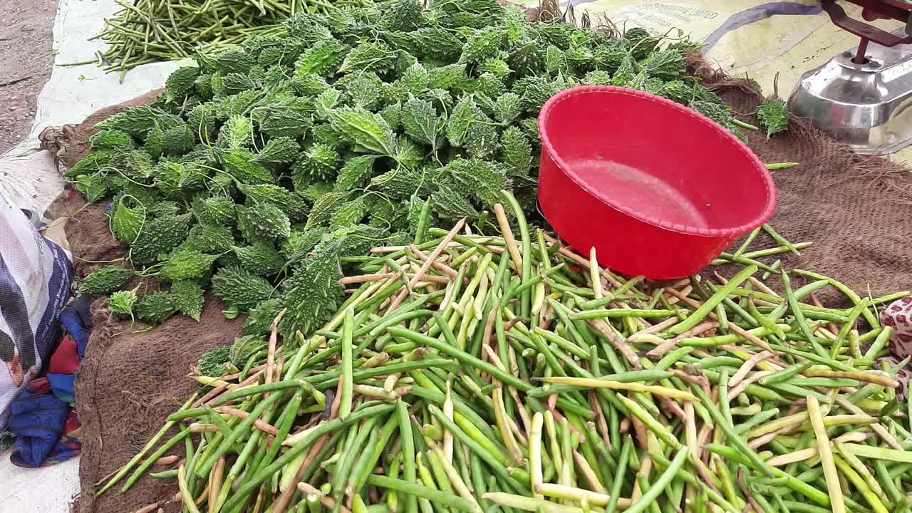 los clientes compran verduras frescas en el mercado semanal