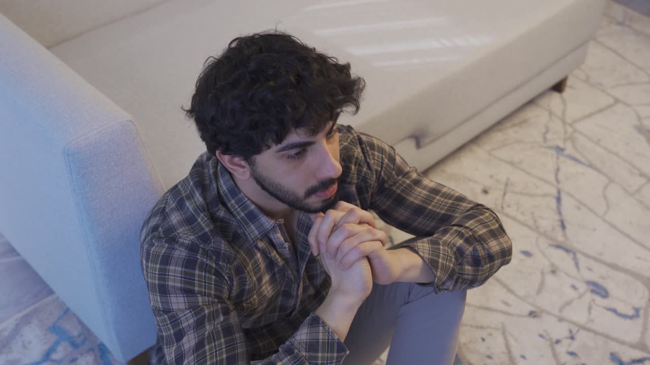 Giovane uomo con depressione e problemi psicologici è solo a casa.