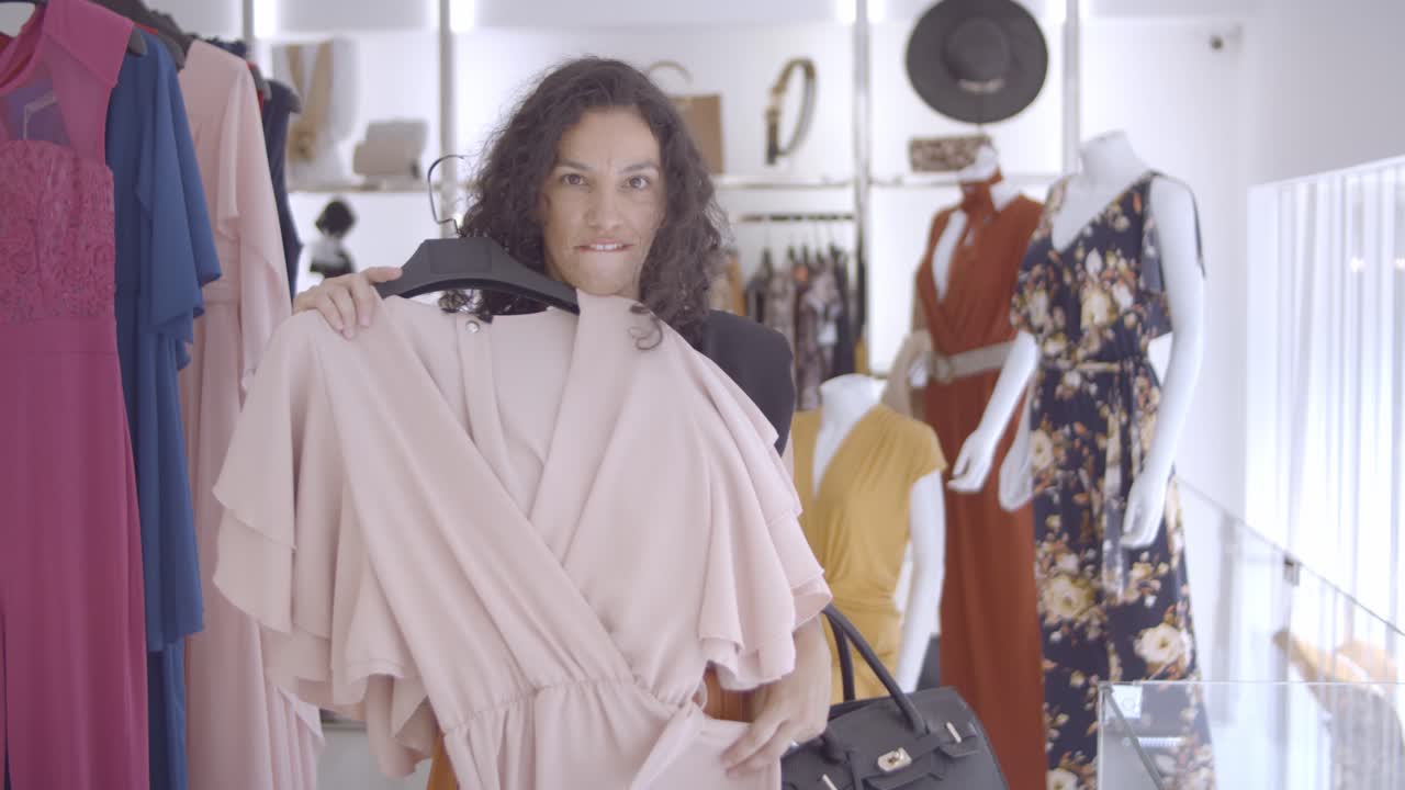 분홍색 드레스를 입고 거울을 보고 있는 명랑한 아가씨