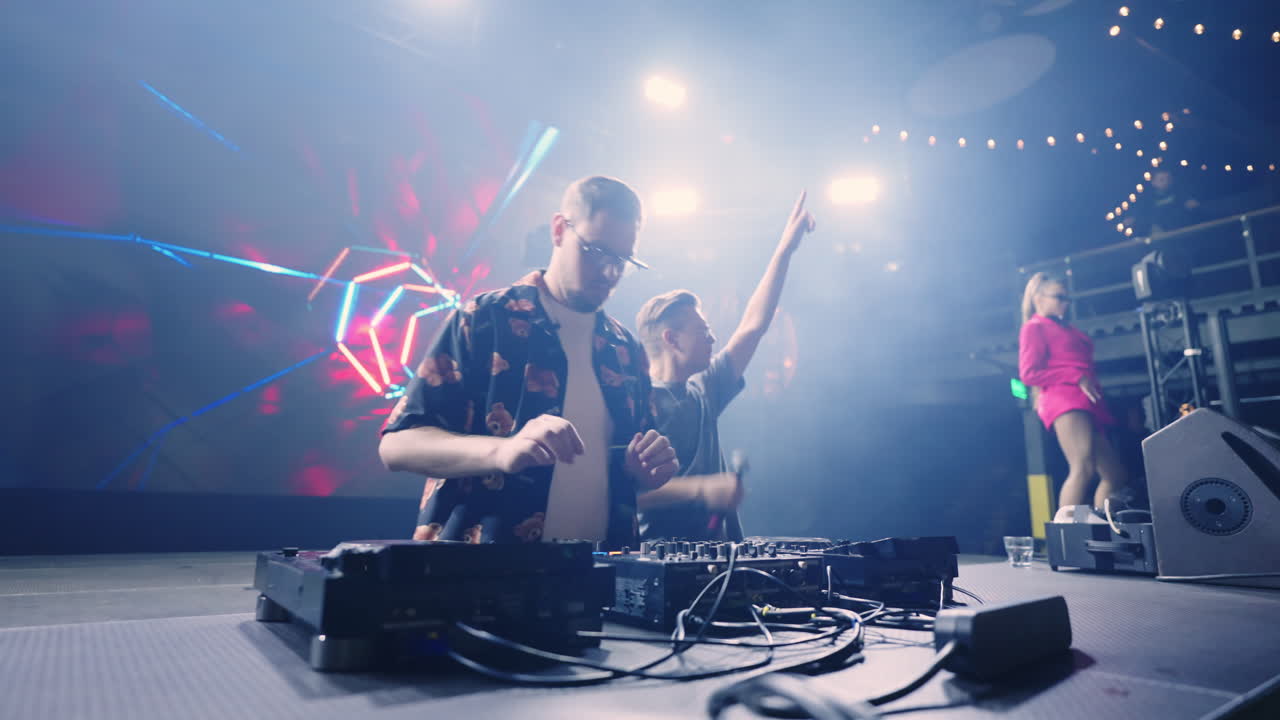 dj actuando en un club nocturno