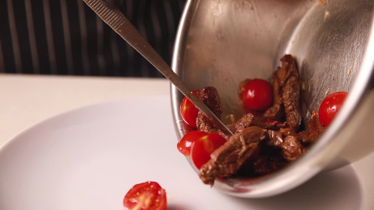 셰프 가 고기 와 토마토 김 을 준비 하고 있다