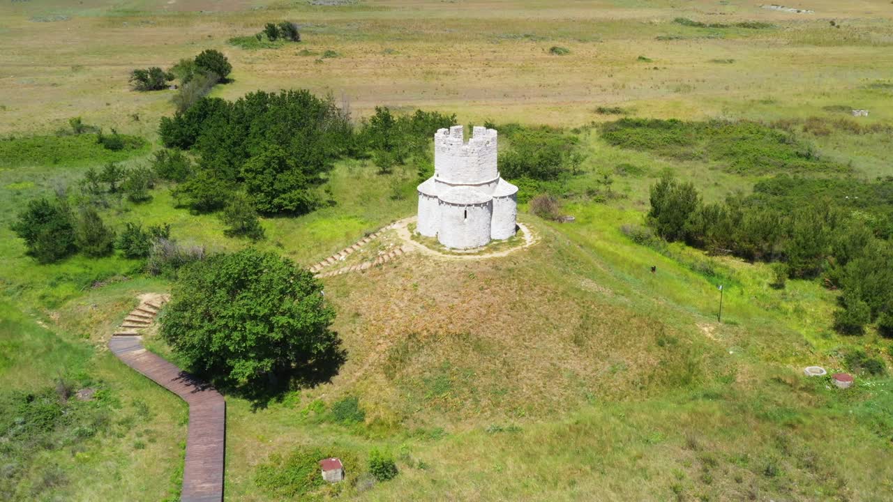 크로아티아의 닌 근처에 있는 중세 성 니콜라스 (sveti nikola) 성당.