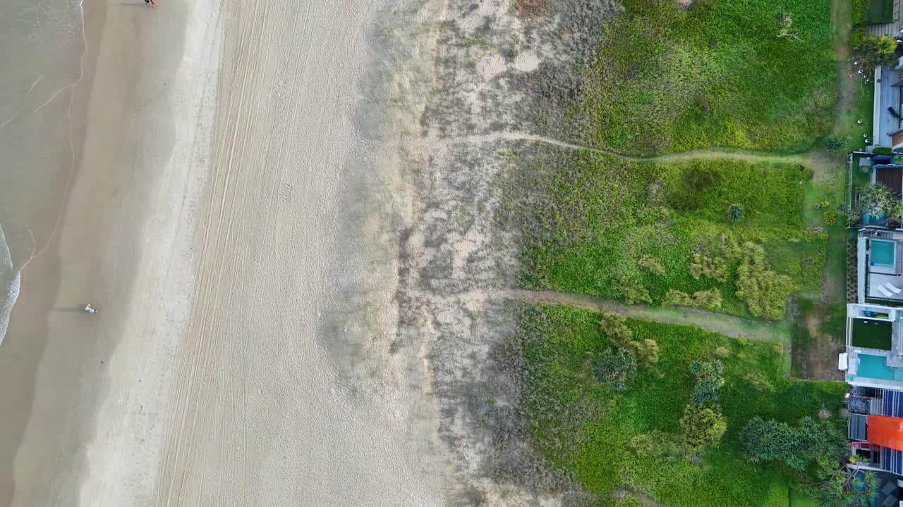 해변과 해안가에 있는 집들의 공중 촬영