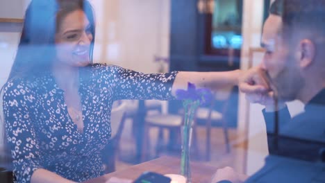 una pareja romántica coqueteando en un café.