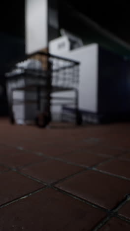 una tienda de comestibles oscura y vacía por la noche