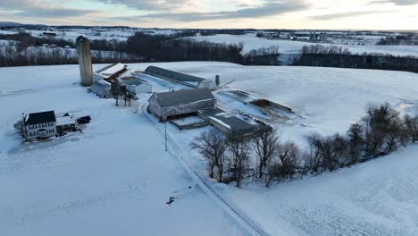 Granja-Familiar-Americana-En-El-Campo-Rural-Cubierto-De-Nieve-Del-Invierno