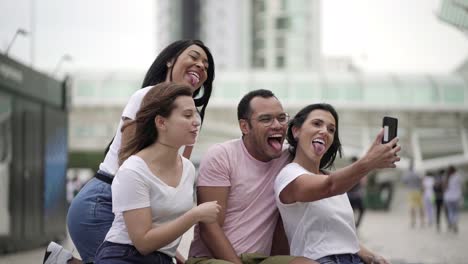 jóvenes alegres posando para un autorretrato