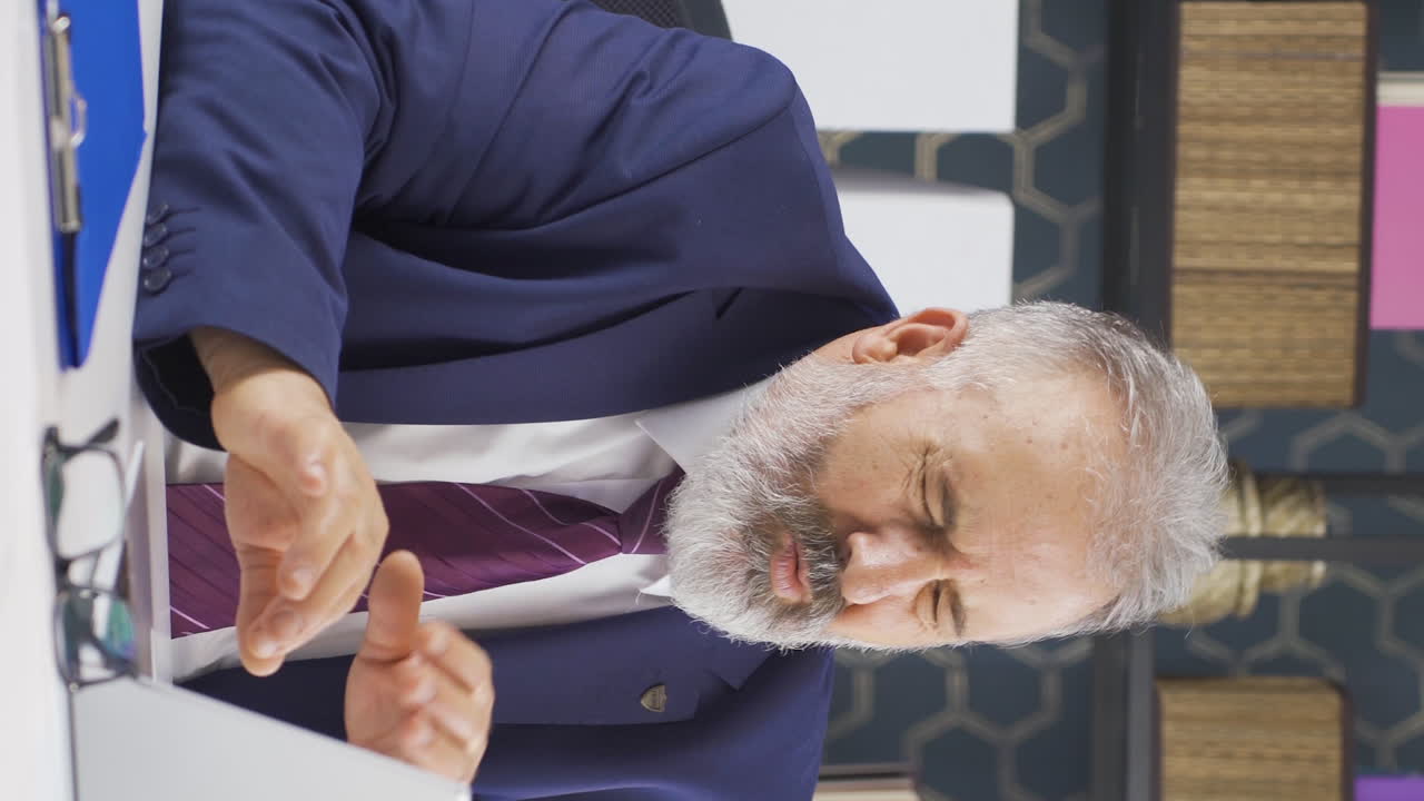 어깨가 아픈 피곤한  ⁇ 은 사업가의 수직 비디오.