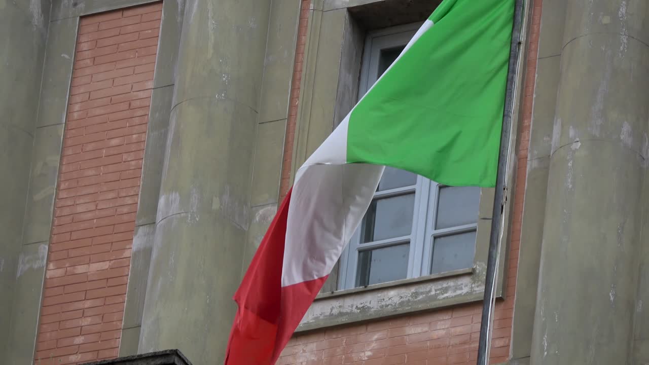 바람에 흔들리는 이탈리아 발, 나폴리의 댄테 광장