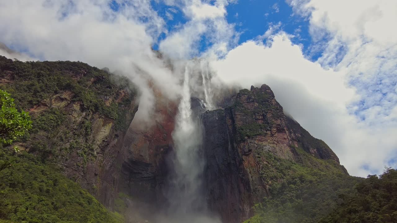 Venezuela'nın büyük savanası Canaima'da kutsal bir yer olan Auyantepuy'daki Angel Şelaleleri'nin panoramik görüntüsü.