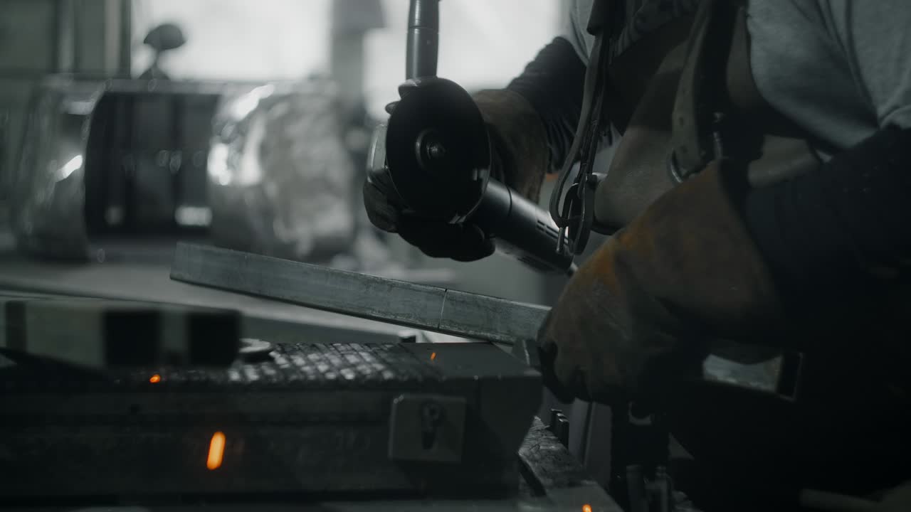 일은 금속 프로필을 슬로 모션으로 절단합니다. 불꽃의 날아다니는 흐름과 함께 금속 작업실에서 금속 작업, 4k 60p 프로레스 hq.