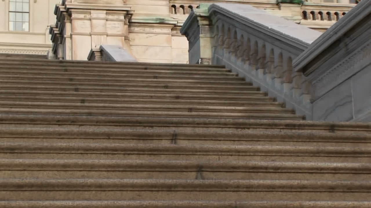 국회 의사당 돔의 전망으로 끝나는 워싱턴 dc에 있는 미국 국회 의사당 건물의 계단을 올려다