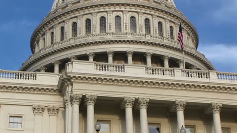 Mirando-Hacia-Arriba-Los-Escalones-Del-Edificio-Del-Capitolio-De-EE.-UU.-En-Washington-DC,-Terminando-Con-Una-Vista-De-La-Cúpula-Del-Capitolio