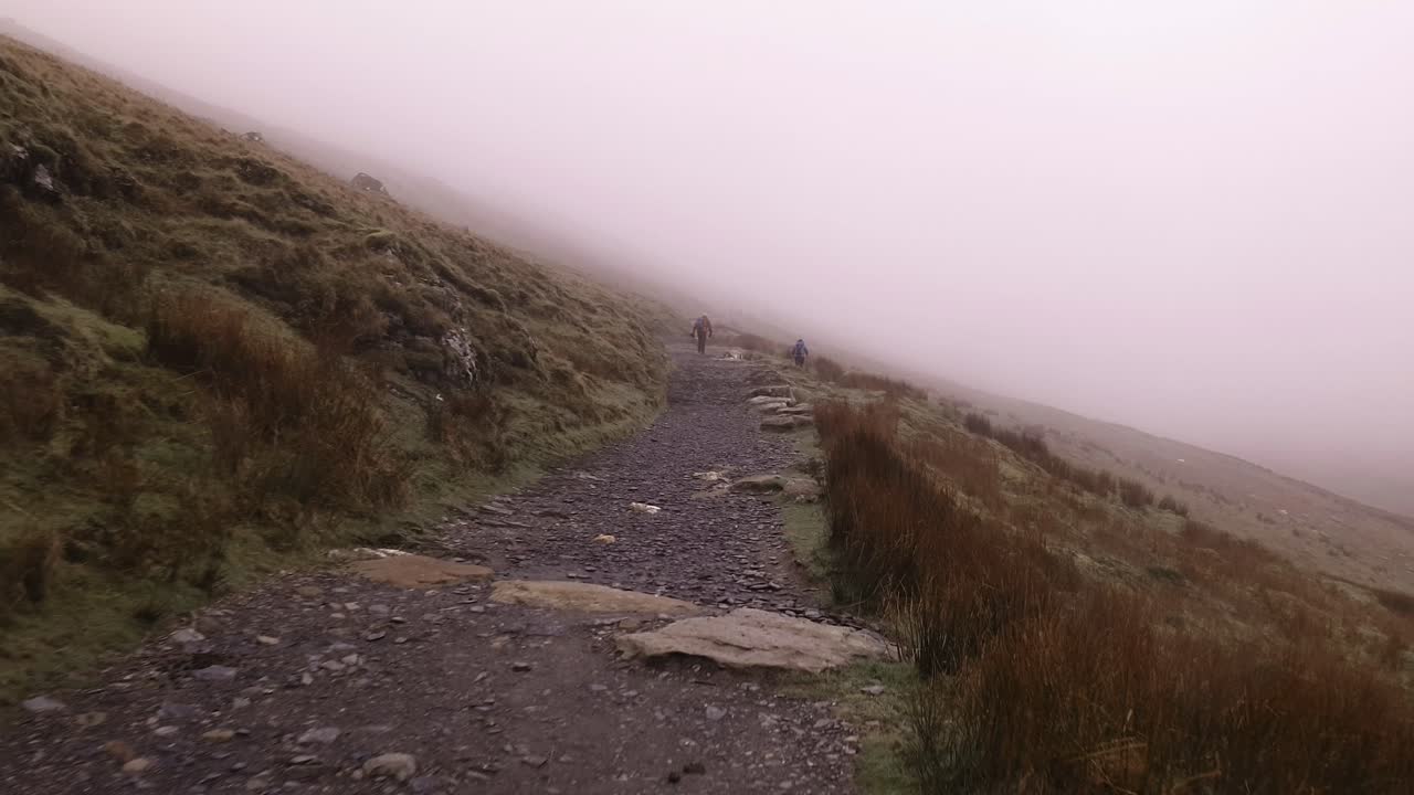 안개 속에서 스노든 산을 하이킹하다