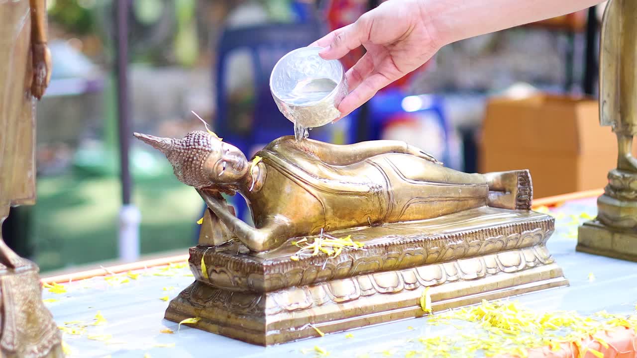 종교적 동상 위 에 물 을 순차적 으로 부어 놓는 것