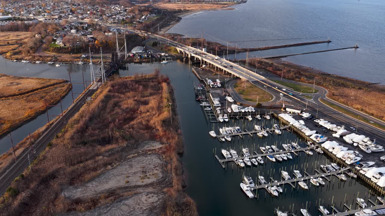 Vista aerea di un porticciolo su Raritan Bay nella sezione di Laurence Harbor di Old Bridge, New Jersey