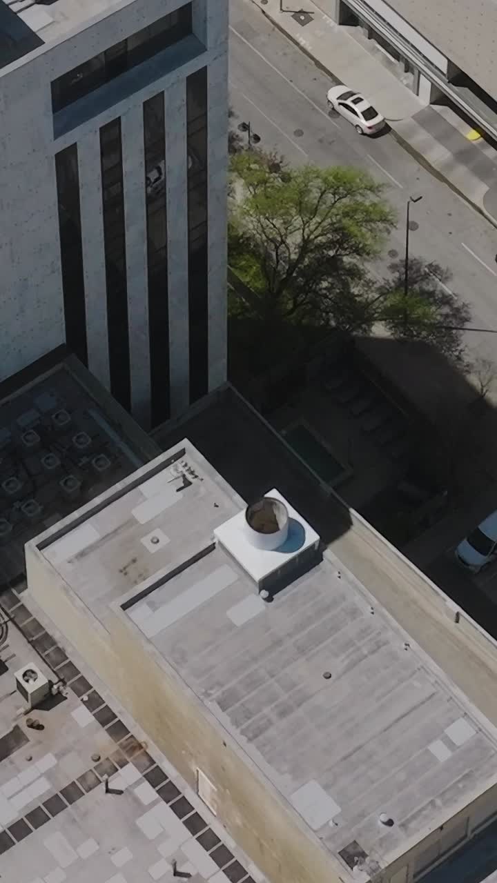 Vista de los edificios y tejados del centro de Dallas con equipamiento