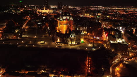 vista panorámica sobre el viejo quebec iluminado por la noche en la ciudad de quebec, canadá - toma aérea de drones