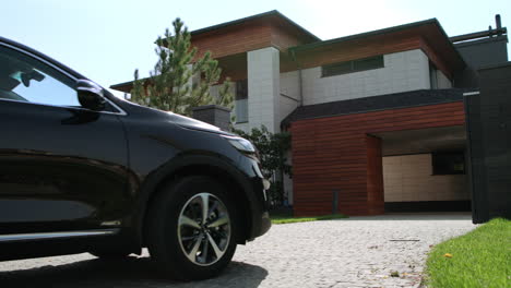 Automóvil-Moderno-Conduciendo-A-Una-Casa-De-Lujo.-Primer-Jeep-Negro-Entrando-En-Un-Garaje-De-Lujo.