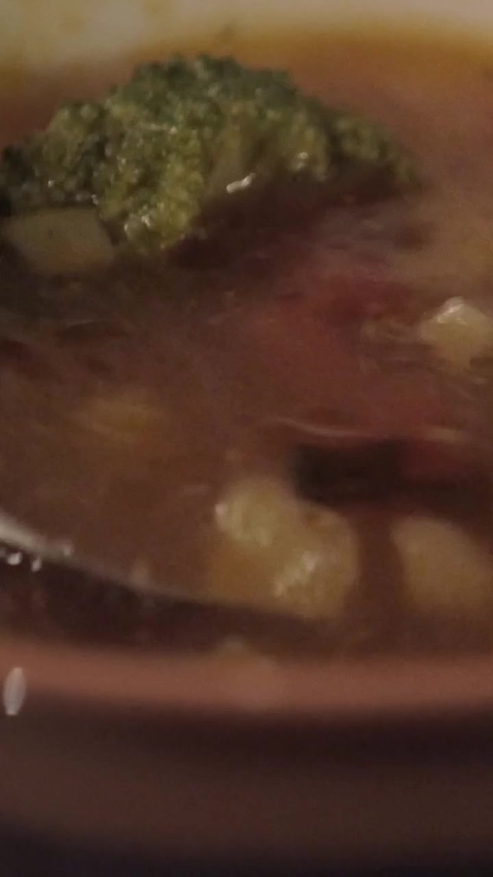 Mangiare zuppa con broccoli