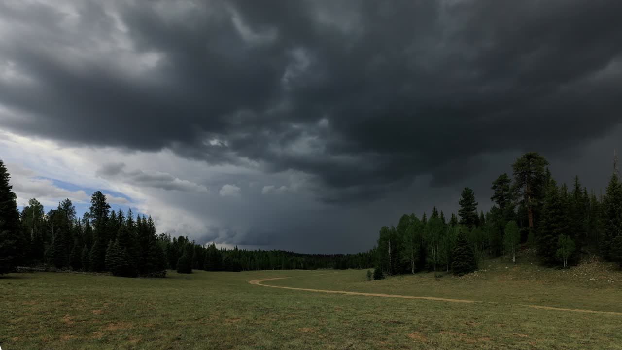 어고 불길한 폭풍우 구름이 초원 위에 형성되는 시간 경과.