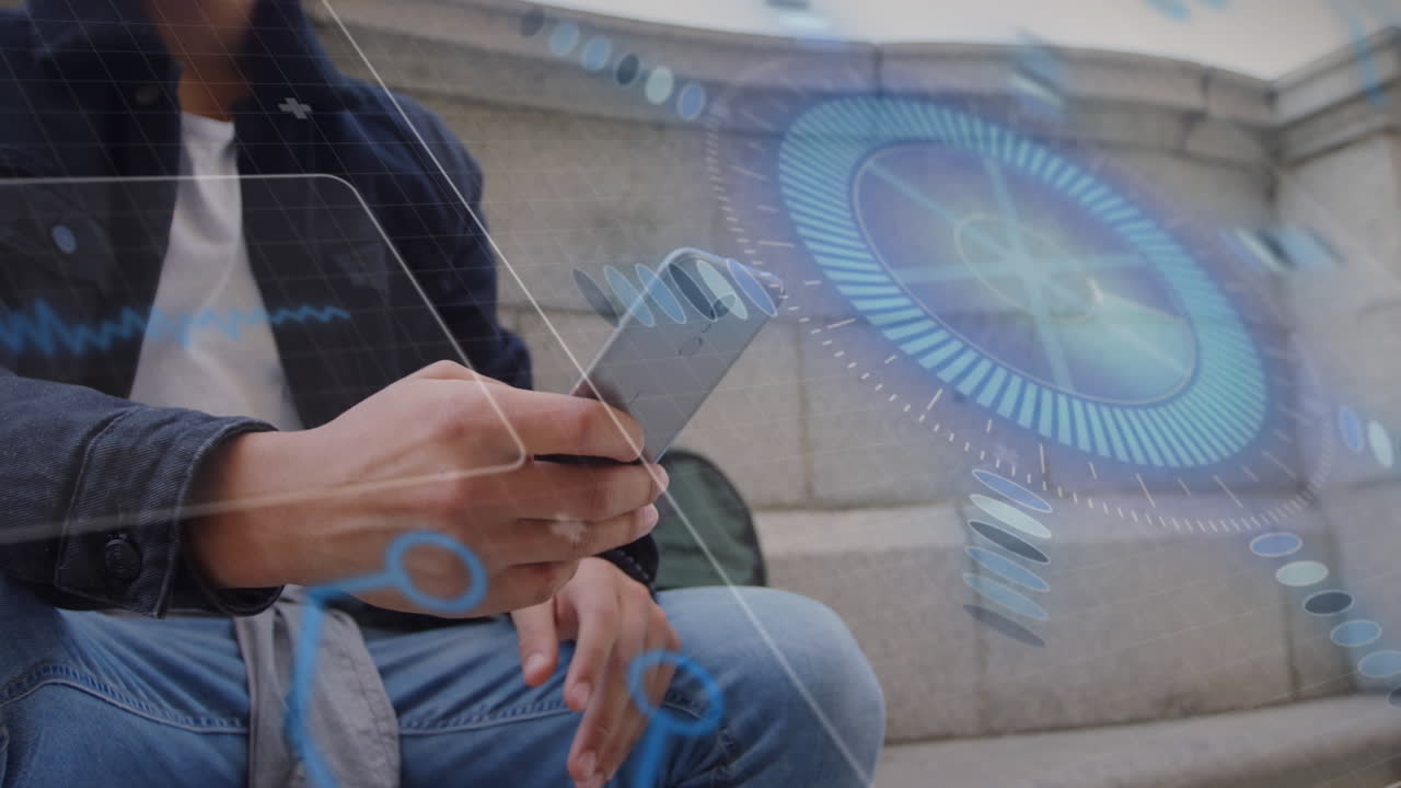 animación de interfaz con procesamiento de datos contra hombre biracial usando teléfono inteligente en las escaleras.