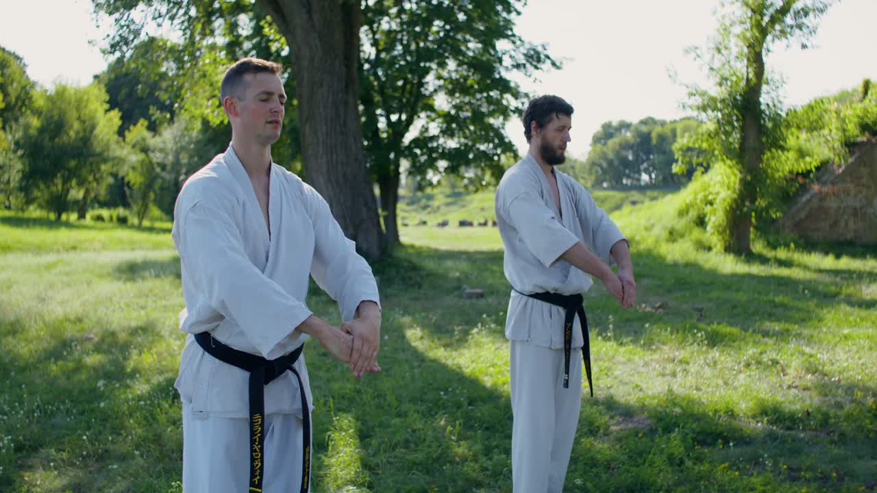 Latihan karate di alam