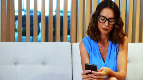 mujer ejecutiva usando teléfono móvil