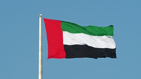 la bandera de los emiratos árabes unidos ondeando en el aire, el símbolo nacional de los emiratos árabes unidos, 4k 60fps