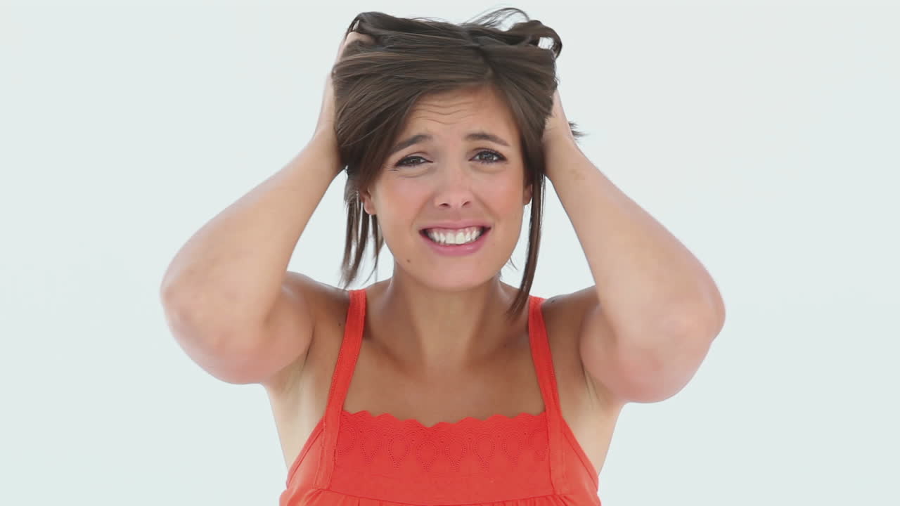 머리카락을 당기는 좌절한 소녀