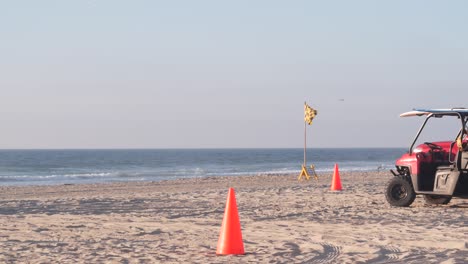 camioneta de rescate roja, auto de rescate en la arena, california, playa del océano de estados unidos.