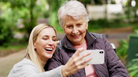 Tochter-Macht-Ein-Selfie-Mit-Ihrer-Großmutter