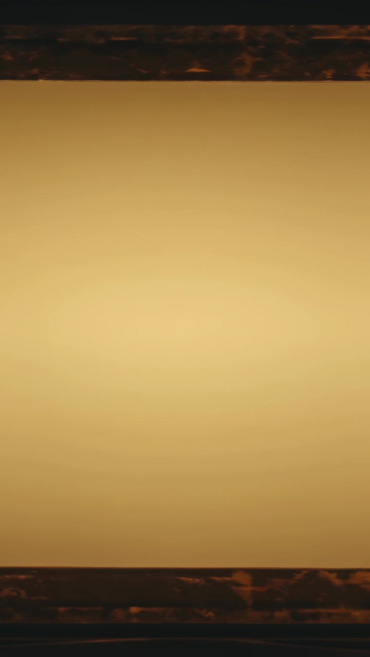 Video verticale: Ripresa con telecamera, che mostra un pannello fisso a parete con listelli di legno che emettono un bagliore caldo.