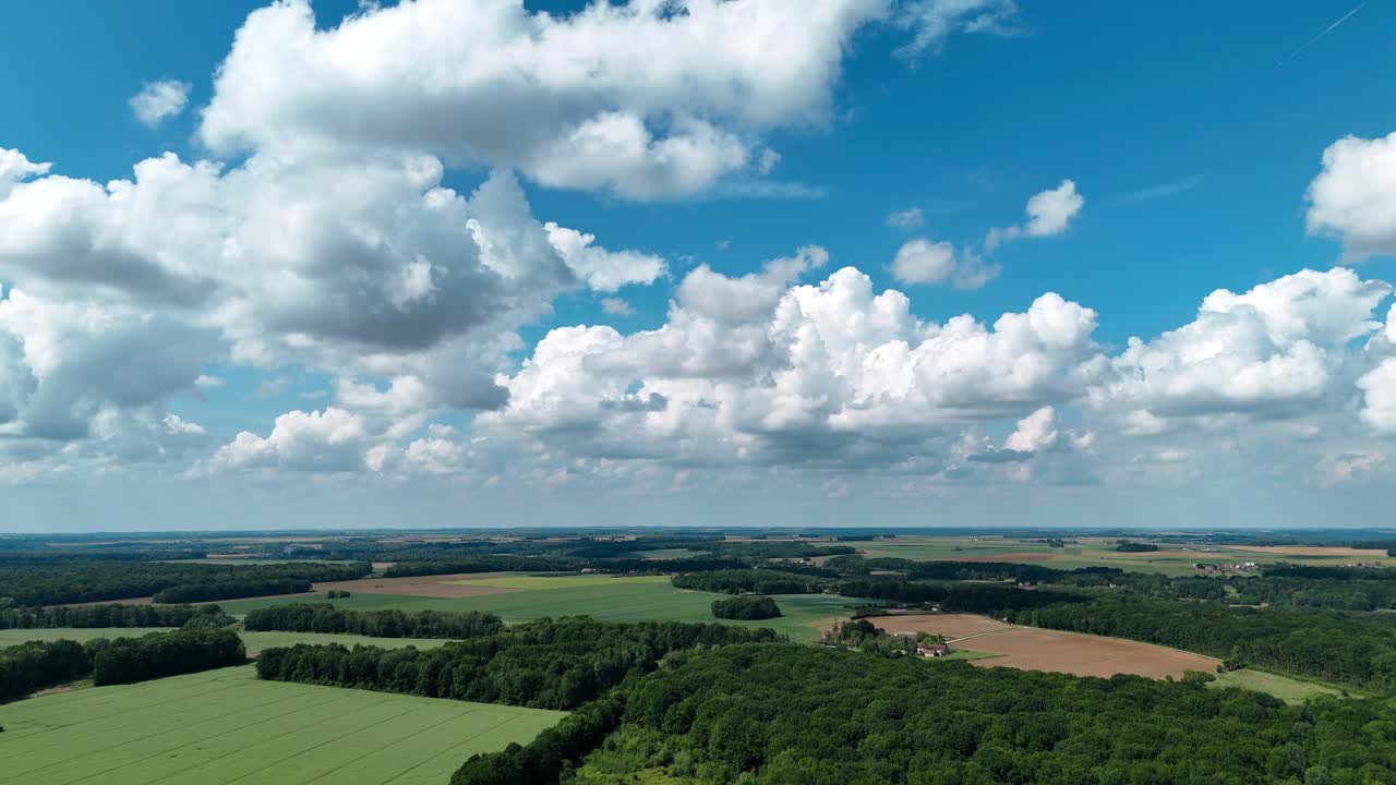 프랑스 다그니 마을의 풍경적인 공중 풍경, 광활한 초록색 과 색 구름