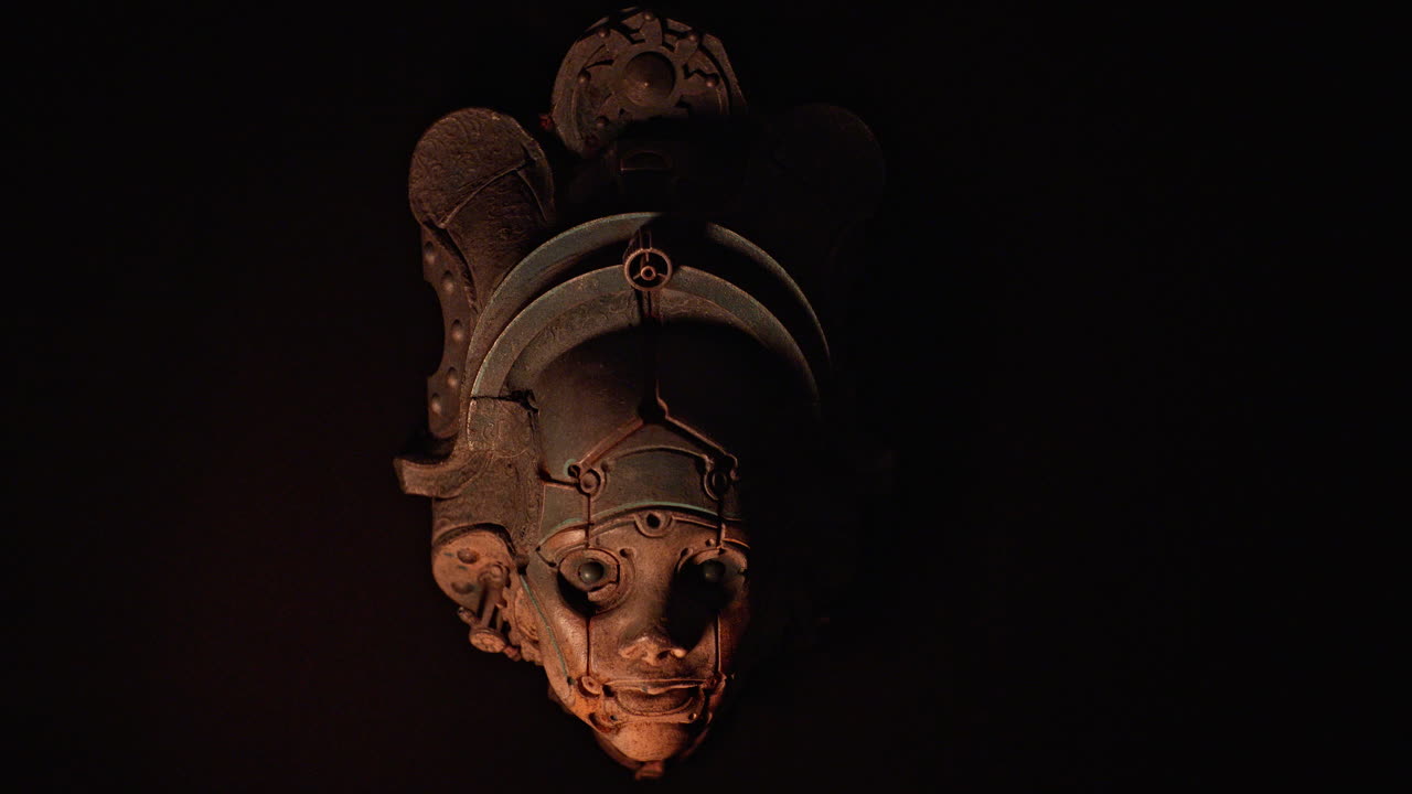 futura escultura de cabeza humanoide antigua iluminada por las llamas, inspirada en hr giger