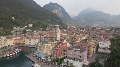 Vista-Aérea-Del-Paisaje-Urbano-De-Riva-Del-Garda-Italia