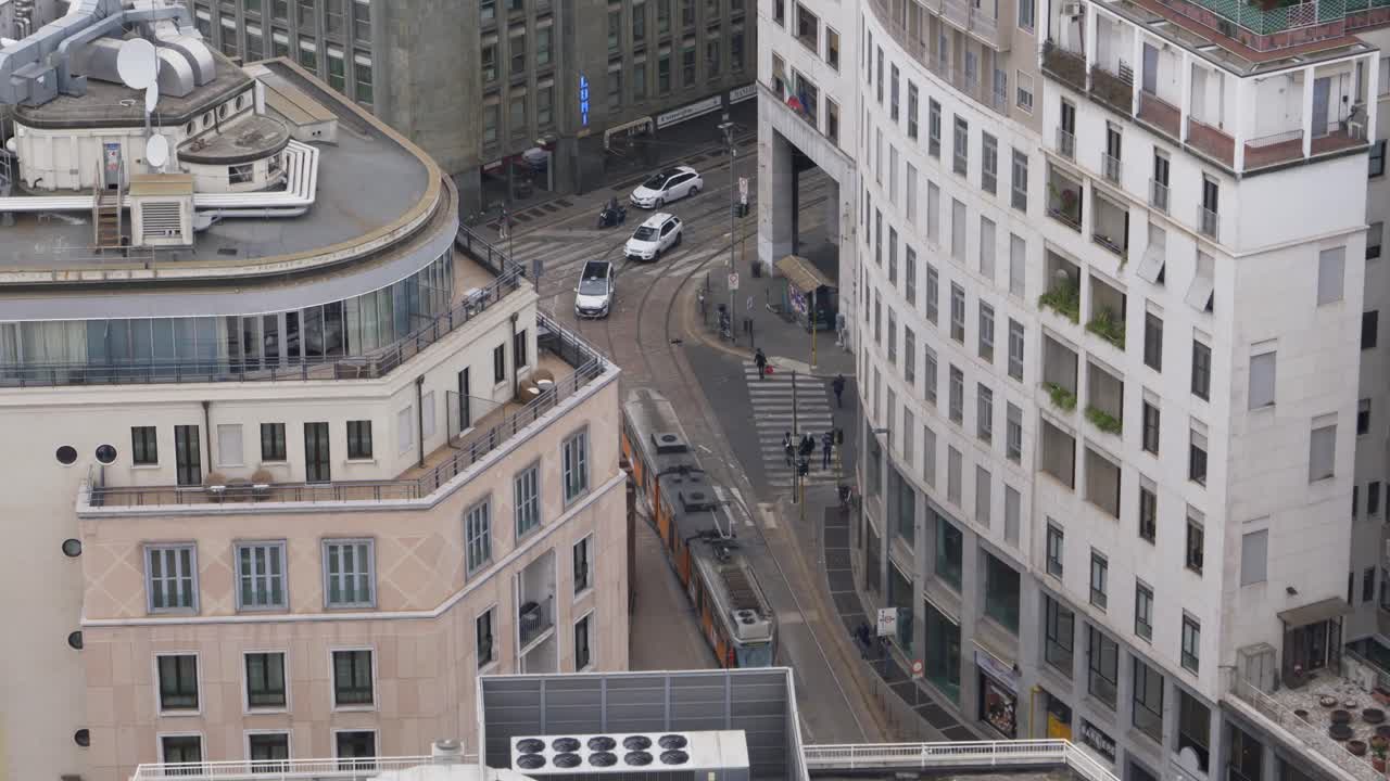 tren en la calle de milan