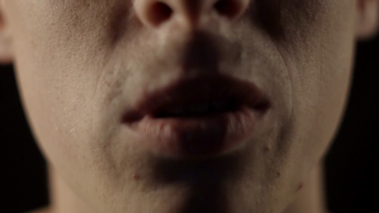 cerrar vista cara de un hombre murmurando