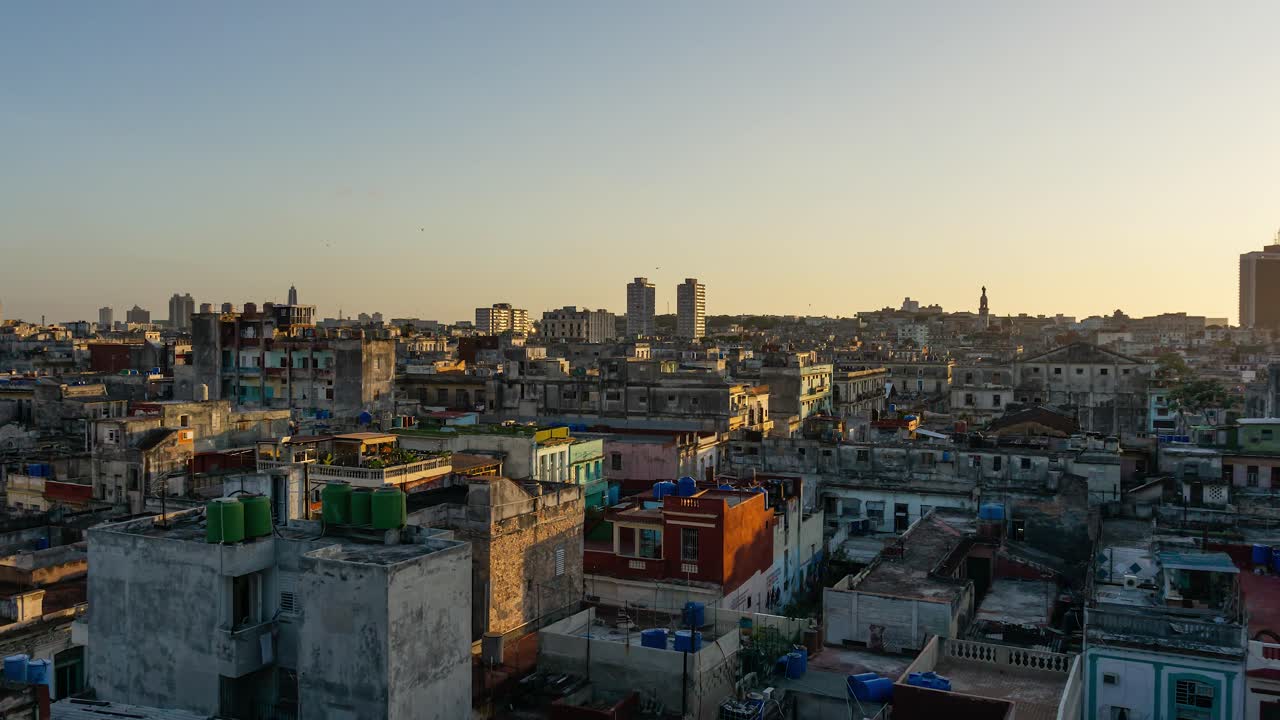 다채로운 흐린 일몰 동안 쿠바의 수도인 구 아바나 시에 있는 주거 지역의 공중 시간 경과