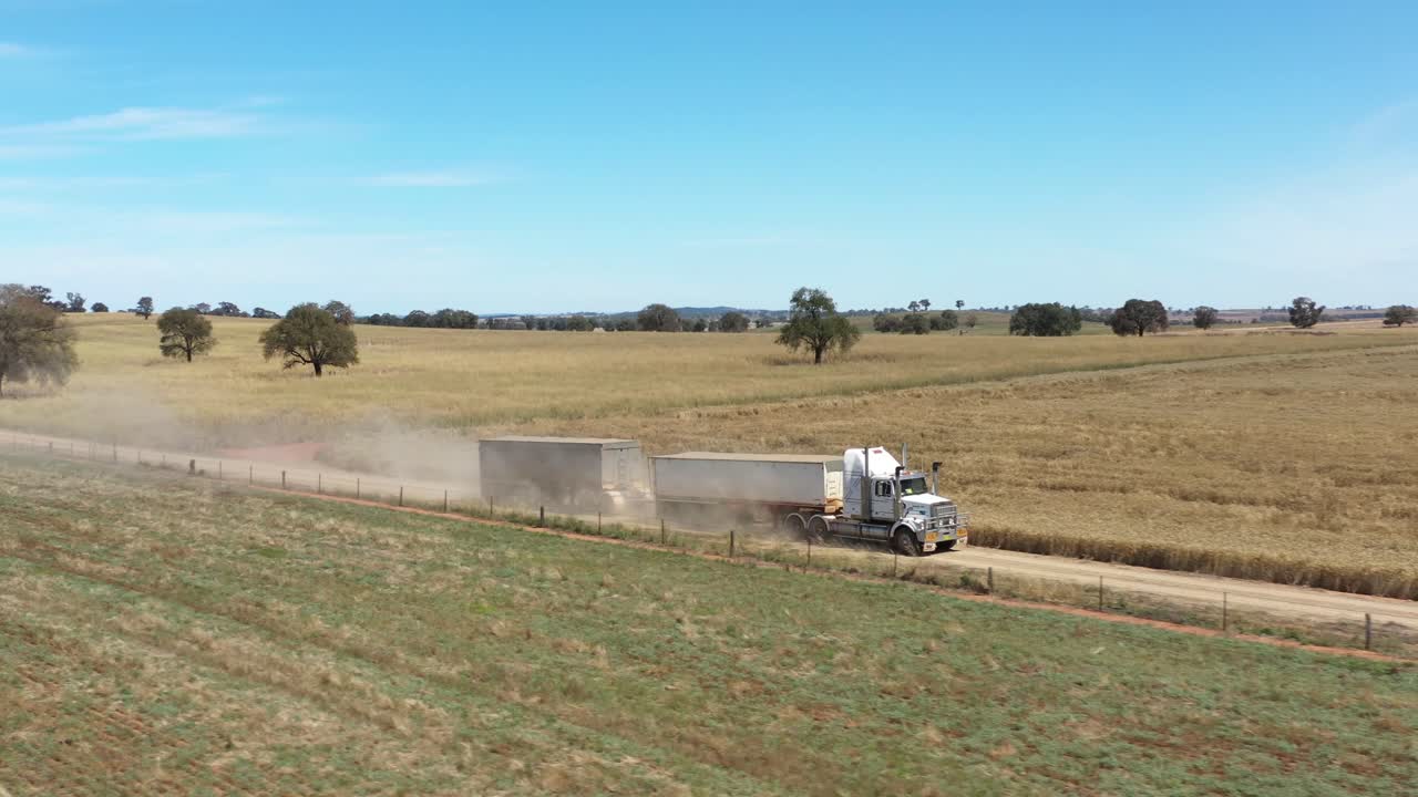 호주 뉴사우스웨일즈주 파크스 시골에서 12륜차가 차량을 견인하고 있다
