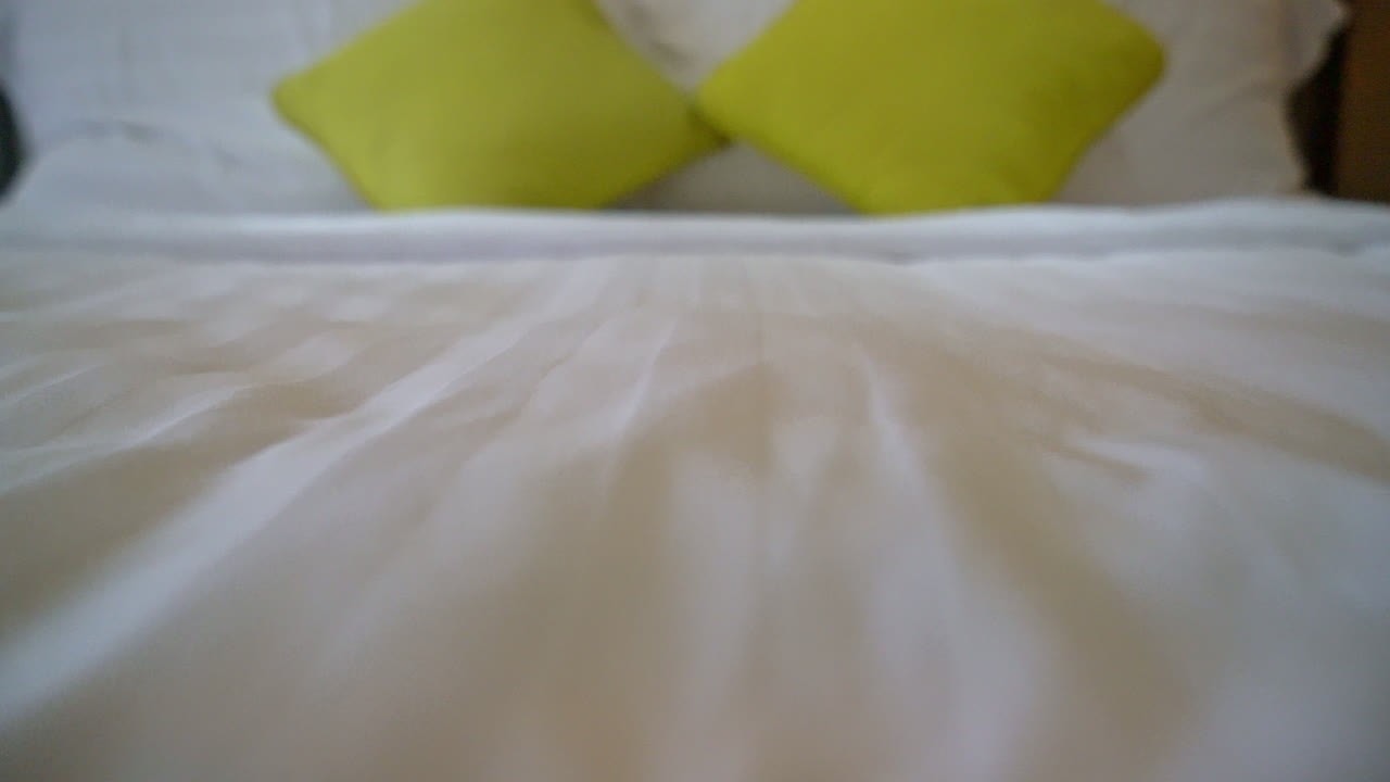 удобное украшение подушки на кровати в спальне отеля