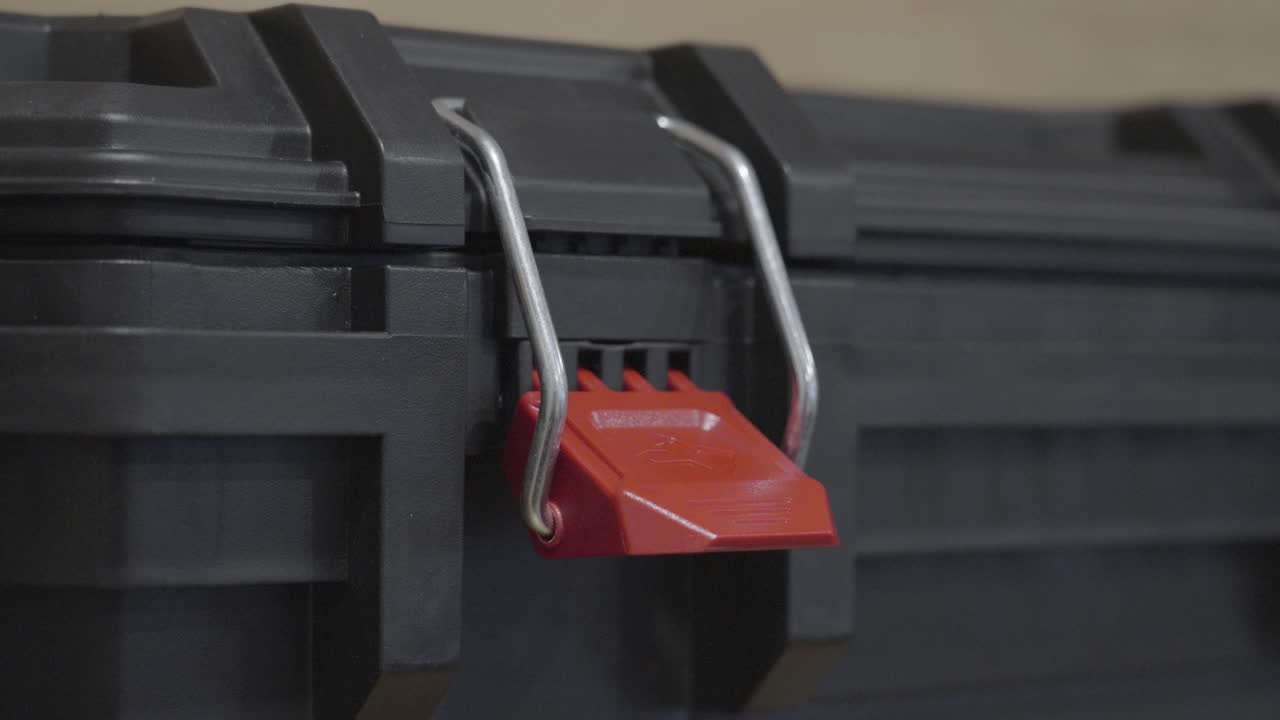 Handheld clip of a toolbox hinge unlocked but not open