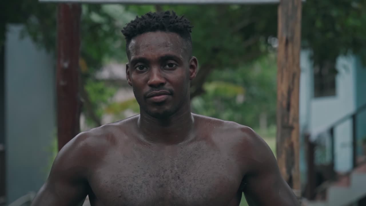 Antrenman Sonrası Açık Havada Kaslı Afro-Amerikalı Bir Erkeğin Portresi