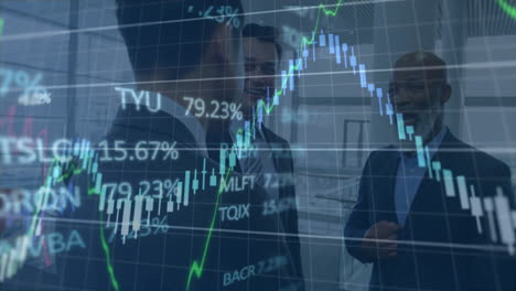 animación del procesamiento de datos financieros sobre diversas personas de negocios en la oficina