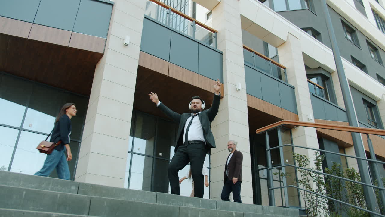 계단을 올라가는 사업가들